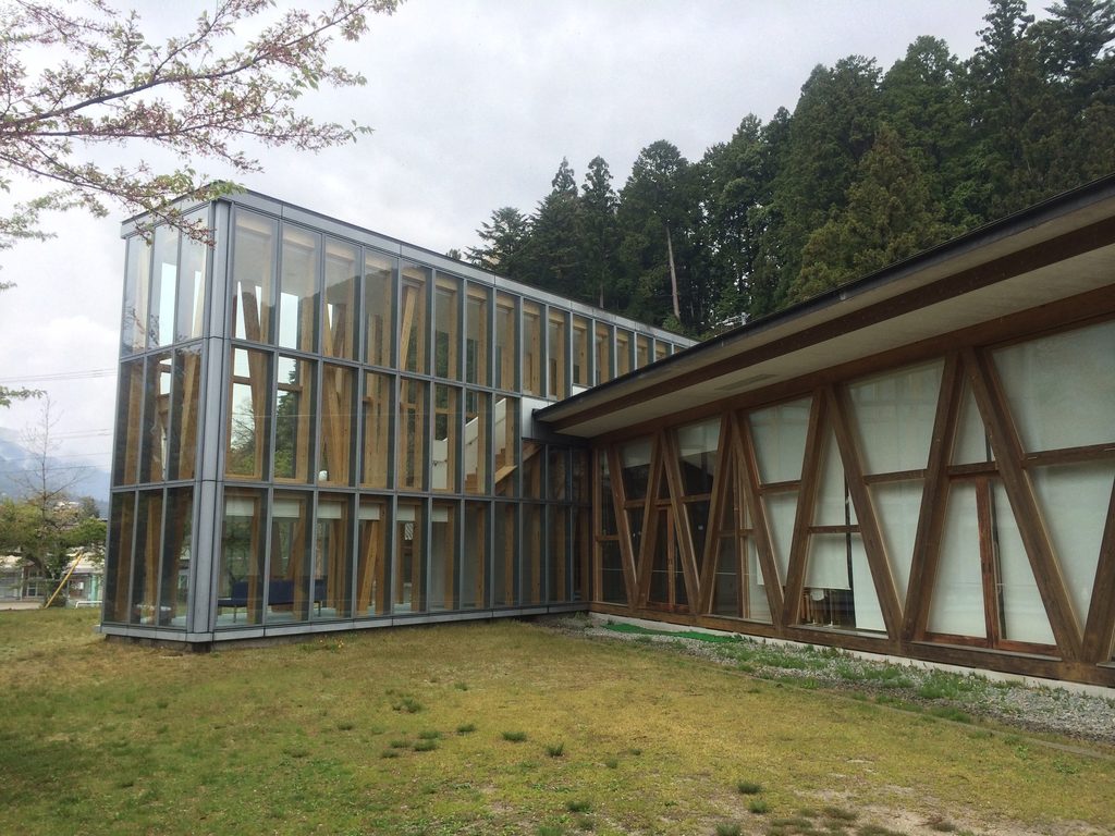 加子母村ふれあいコミュニティセンターの木造棟とガラス張りの高い空間 / Timber wing and tall glazed volume of Kashimo-Mura Community Center