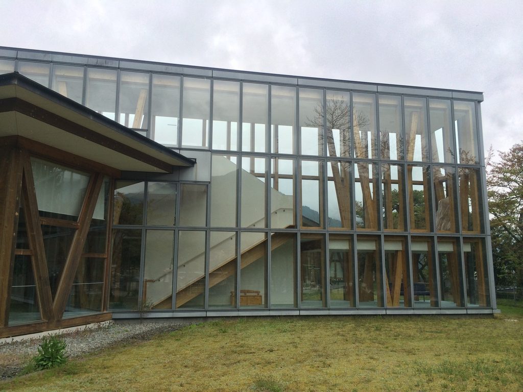 V字形の木架構が連続する加子母村ふれあいコミュニティセンターの外観 / Exterior of Kashimo-Mura Community Center with repeating V-shaped timber frames