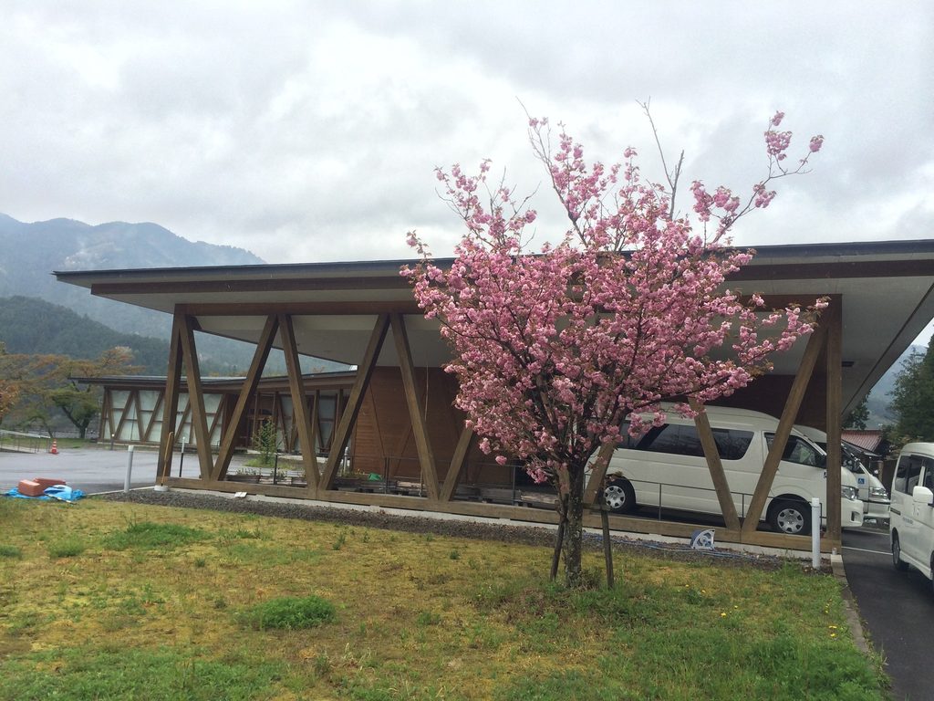 山並みを背景に長い屋根と木架構が続く加子母村ふれあいコミュニティセンター / Long roof and timber structure of Kashimo-Mura Community Center against the surrounding mountains