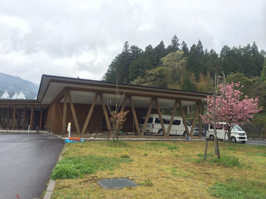 加子母村ふれあいコミュニティセンターの深い軒下に延びる細長い通路 / Long sheltered passage beneath the deep eaves of Kashimo-Mura Community Center