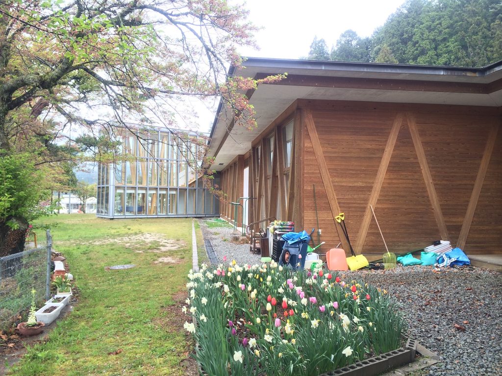 ガラスの外皮と木架構が重なる加子母村ふれあいコミュニティセンターの外観 / Glass enclosure and timber structure of Kashimo-Mura Community Center