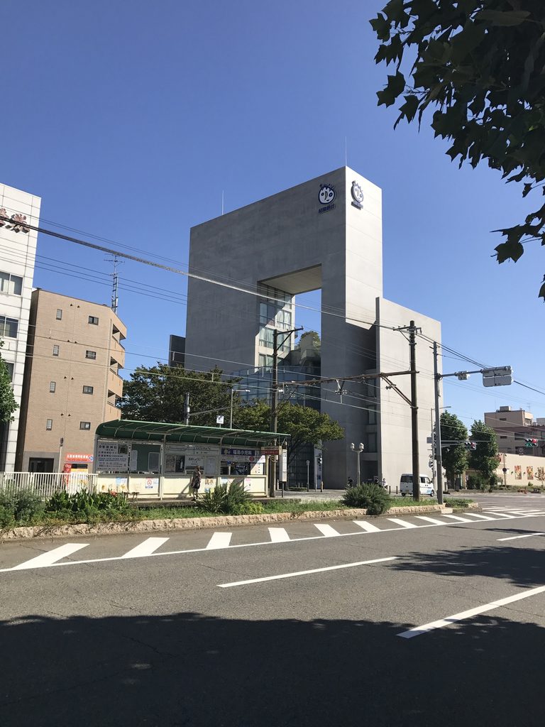 大通りの向かい側から見る紀陽銀行堺支店の全景 / Overall view of Kiyo Bank Sakai from across the main road