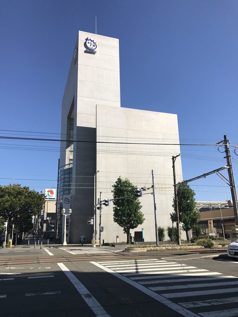 巨大なコンクリート壁と上部の矩形ヴォイドを見上げる紀陽銀行堺支店 / Kiyo Bank Sakai with its monumental concrete wall and upper rectangular void