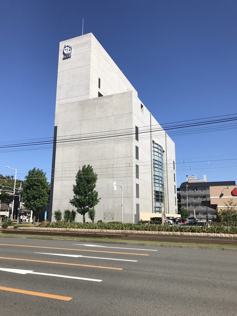 側方から見る紀陽銀行堺支店のコンクリート壁とヴォイド / Concrete wall and void of Kiyo Bank Sakai seen from an oblique angle