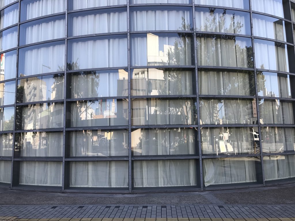 細かなフレームで構成された紀陽銀行堺支店の曲面ガラス外壁 / Curved glass facade of Kiyo Bank Sakai articulated by a fine structural grid