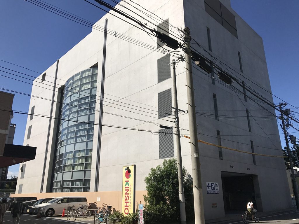 道路沿いに続く紀陽銀行堺支店の巨大なコンクリート側壁 / Monumental concrete side wall of Kiyo Bank Sakai extending along the street