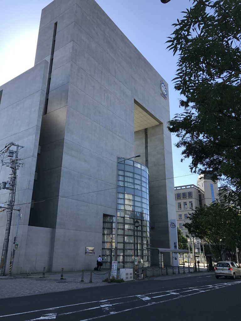 背面側から見る紀陽銀行堺支店の閉じたコンクリートのヴォリューム / Closed concrete volume of Kiyo Bank Sakai seen from the rear side