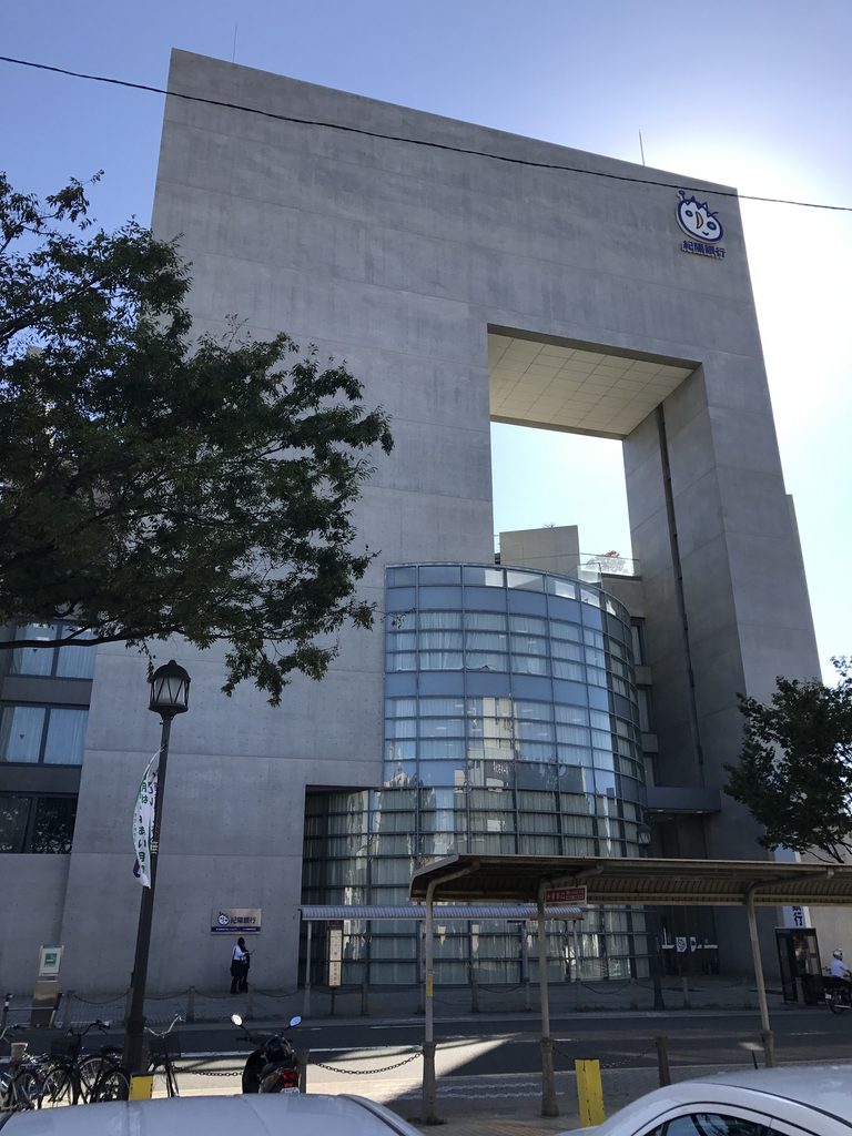 樹木越しに巨大なヴォイドを望む紀陽銀行堺支店 / Monumental void of Kiyo Bank Sakai seen beyond street trees