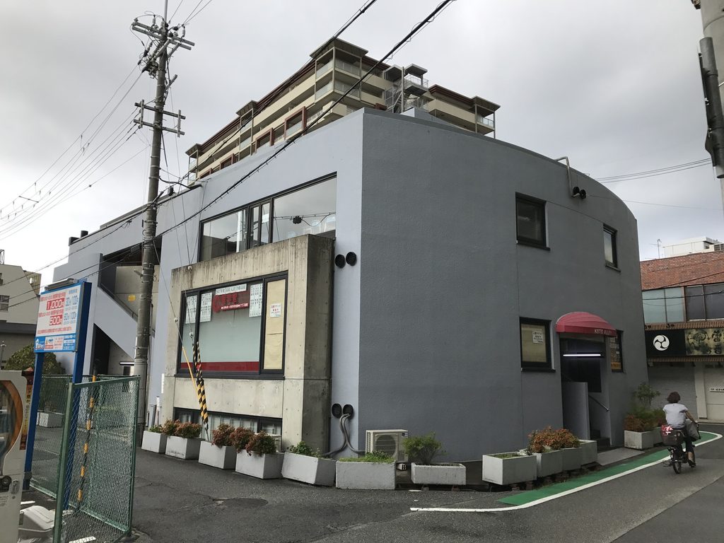 角から見た甲東アレイの正面と曲面を描く側壁 / Corner view of Koto Alley showing the front elevation and curved side wall