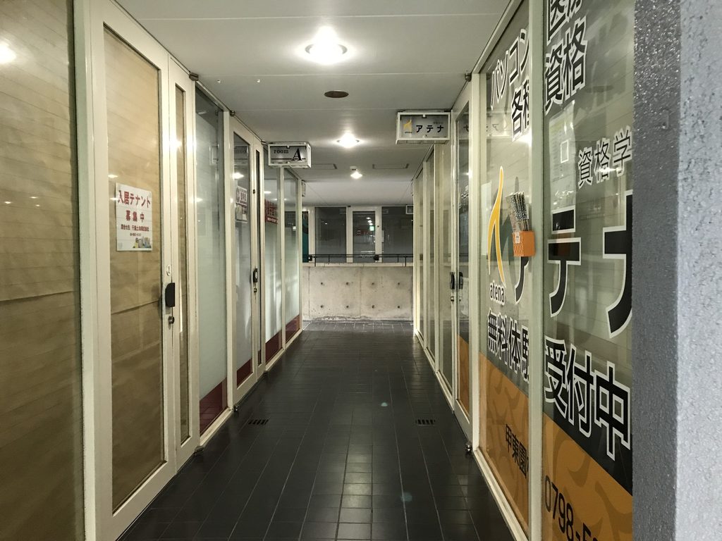 甲東アレイ上階の各室に沿って延びる細い共用廊下 / Narrow shared corridor running past individual units on the upper level of Koto Alley