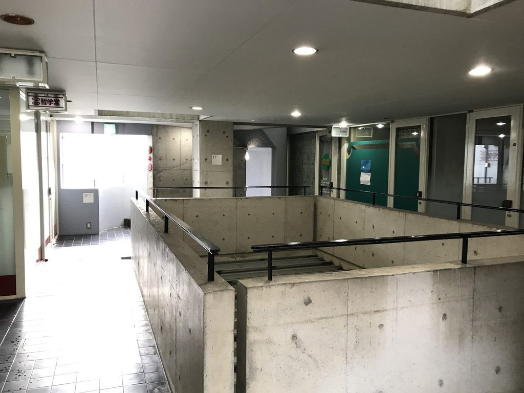 甲東アレイ中央の吹抜けと外光へ向かって延びる共用通路 / Central void of Koto Alley with shared circulation extending toward daylight