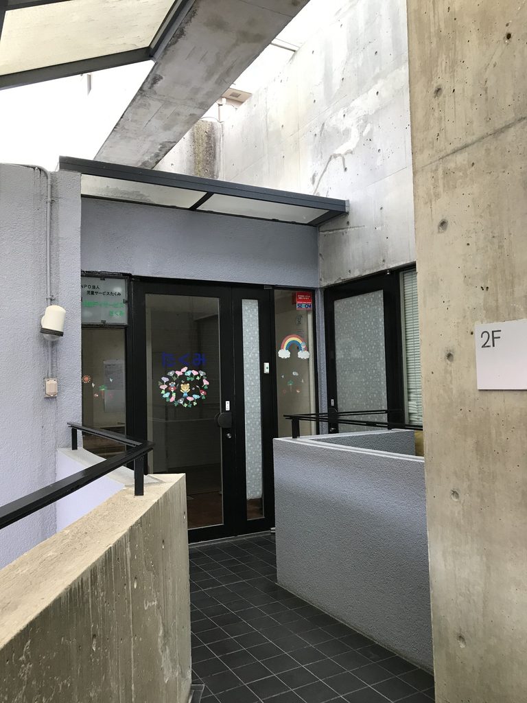 甲東アレイ上階の吹抜け脇に設けられた通路と出入口 / Upper-level passage and doorway beside the central void of Koto Alley