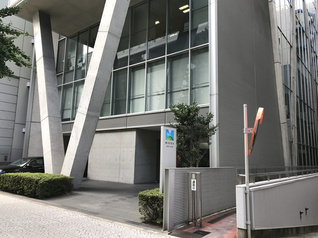 MKD10大阪の打放しコンクリート柱とガラス外壁の近景 / Close view of exposed-concrete columns and glazing at MKD10 Osaka
