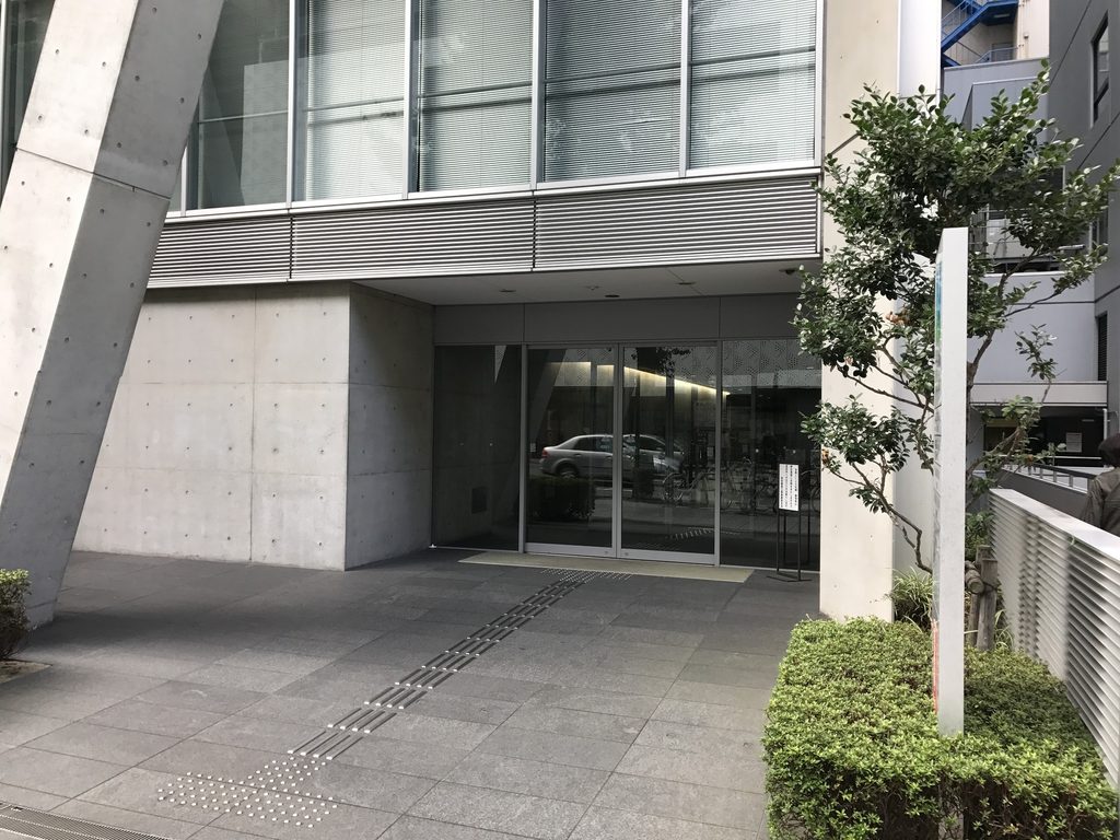 低層部のコンクリートと上階のガラス面が重なるMKD10大阪 / Concrete lower levels and glazed upper facade of MKD10 Osaka