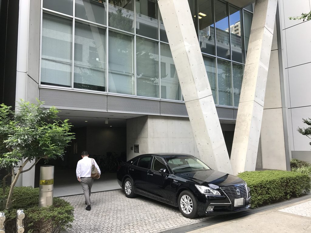 V字柱の背後に車寄せが設けられたMKD10大阪の低層部 / Lower level of MKD10 Osaka with vehicle access behind the V-shaped columns