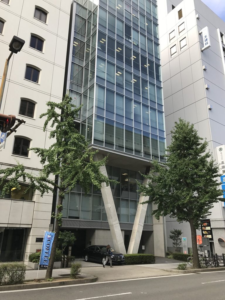 MKD10大阪の正面に立つ二本の斜めのコンクリート柱 / Two inclined concrete columns on the front of MKD10 Osaka
