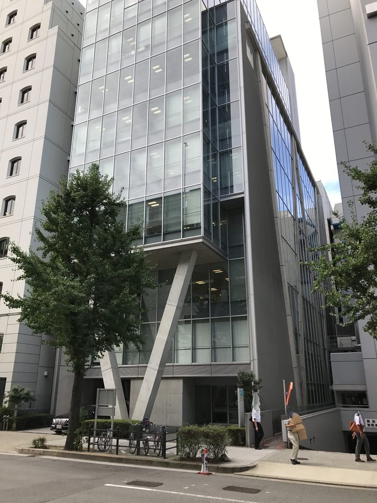 街路側へ大きく現れるMKD10大阪のV字形構造体 / V-shaped structural supports prominently exposed on the street side of MKD10 Osaka