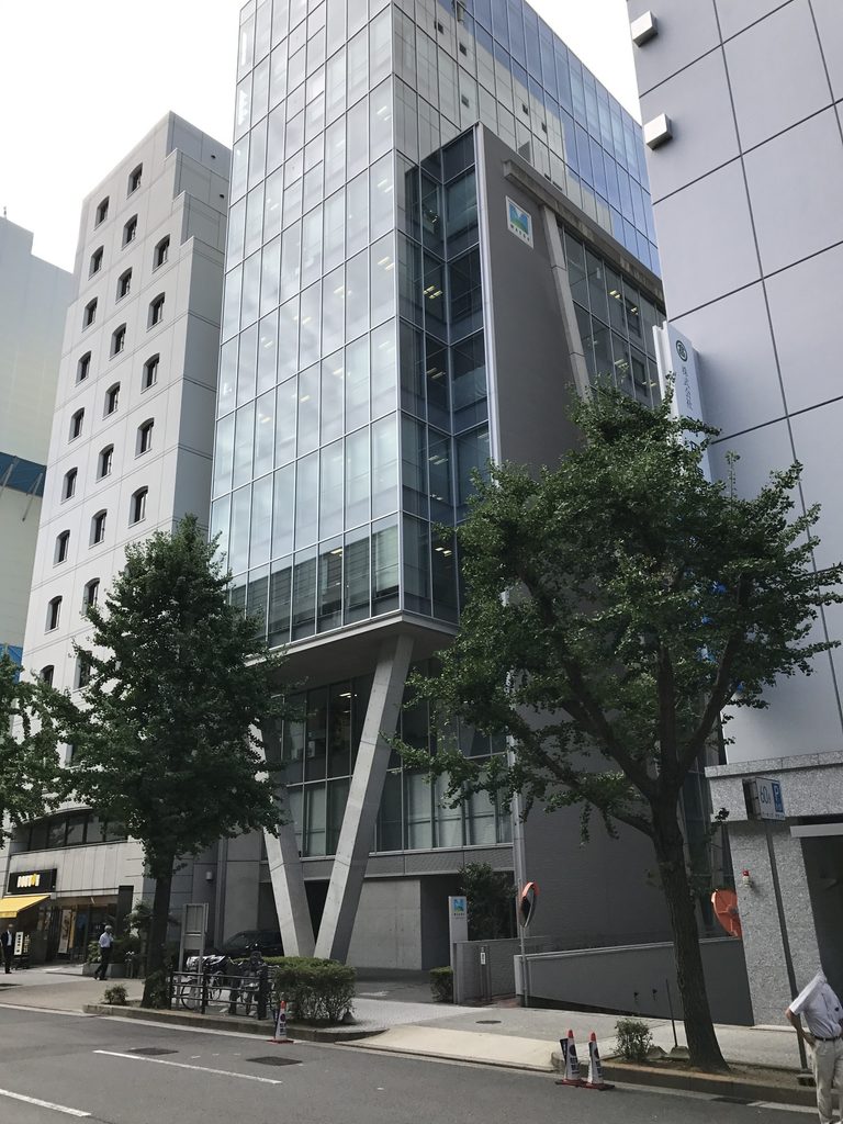 大阪・久太郎町の街並みの中に立つMKD10大阪 / MKD10 Osaka within the streetscape of Kyutaro-machi, Osaka