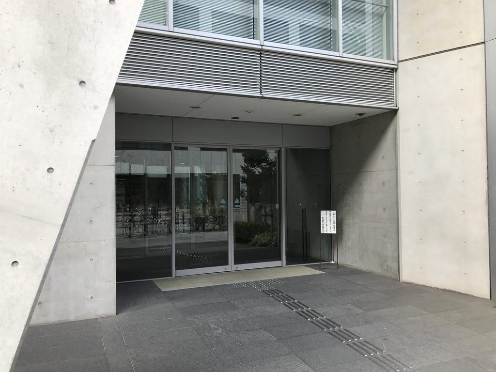 張り出した上階の下に設けられたMKD10大阪の入口 / Entrance of MKD10 Osaka recessed beneath the projecting upper floors