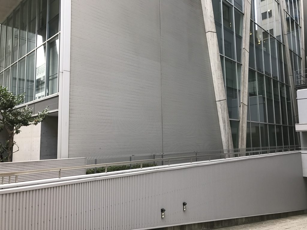 正面のガラス面とは異なるMKD10大阪の側面外壁 / Side elevation of MKD10 Osaka contrasting with its glazed street facade