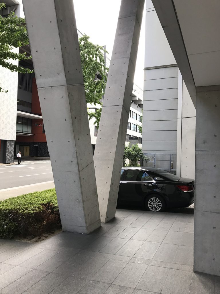 MKD10大阪の大きな斜め柱を足元から見る / Inclined structural column of MKD10 Osaka viewed from its base