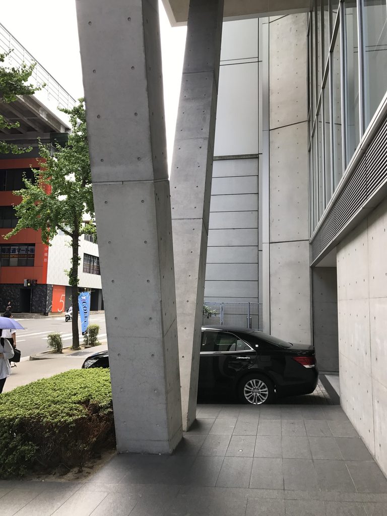 MKD10大阪のV字形コンクリート柱と張り出した上階 / V-shaped concrete columns and projecting upper floors of MKD10 Osaka
