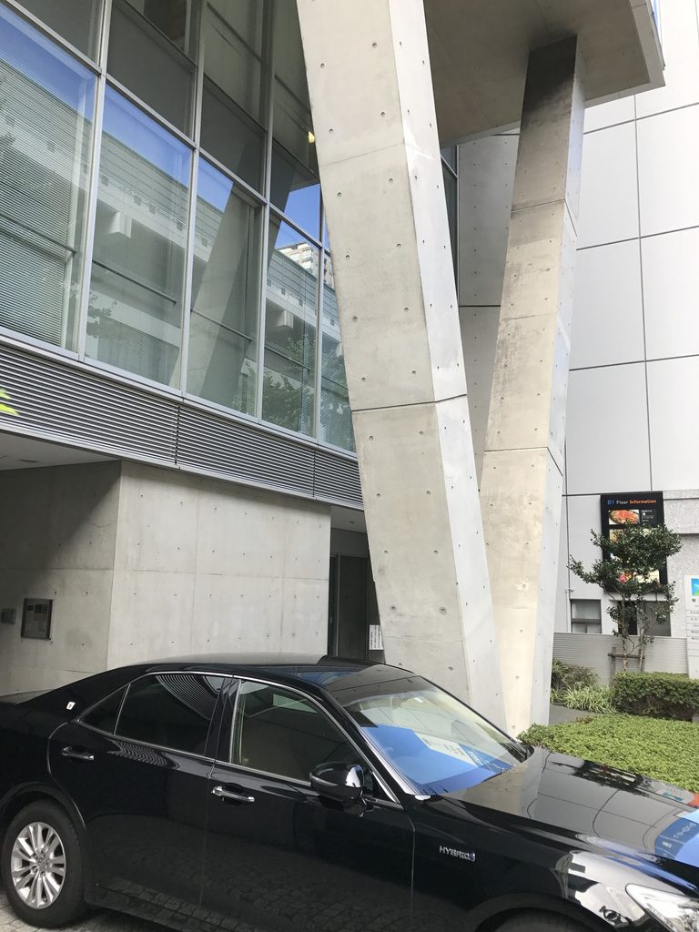 ガラス面の前に立つMKD10大阪の斜めのコンクリート柱 / Inclined concrete columns positioned in front of the glazed facade of MKD10 Osaka