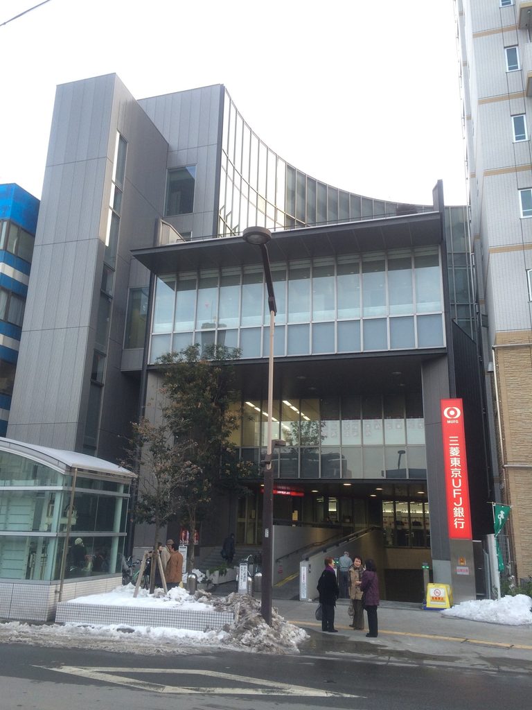 荻窪駅前から縦方向に見上げた安藤忠雄設計の銀行建築 / Vertical view of Tadao Ando’s bank building near Ogikubo Station