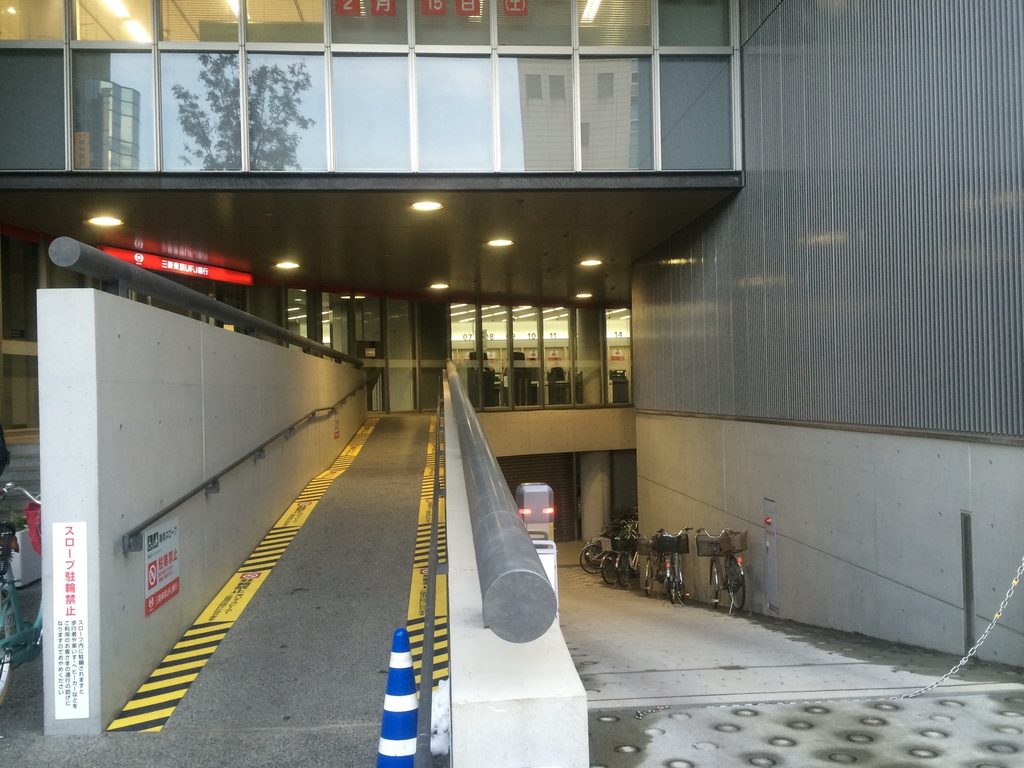 三菱東京UFJ銀行荻窪支店の階段と車路を覆う大きな庇 / Large canopy covering the pedestrian stair and driveway at Ogikubo Branch