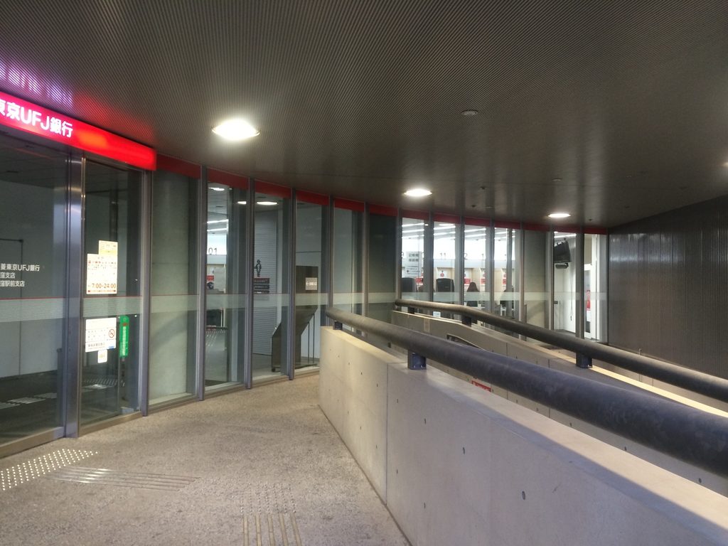 ガラス面に沿って入口へ向かう荻窪支店の階段 / Pedestrian stair leading toward the entrance beside the glazing at Ogikubo Branch