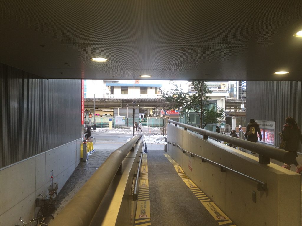 荻窪支店の庇下から街路方向を振り返る / View back toward the street from beneath the canopy of Ogikubo Branch