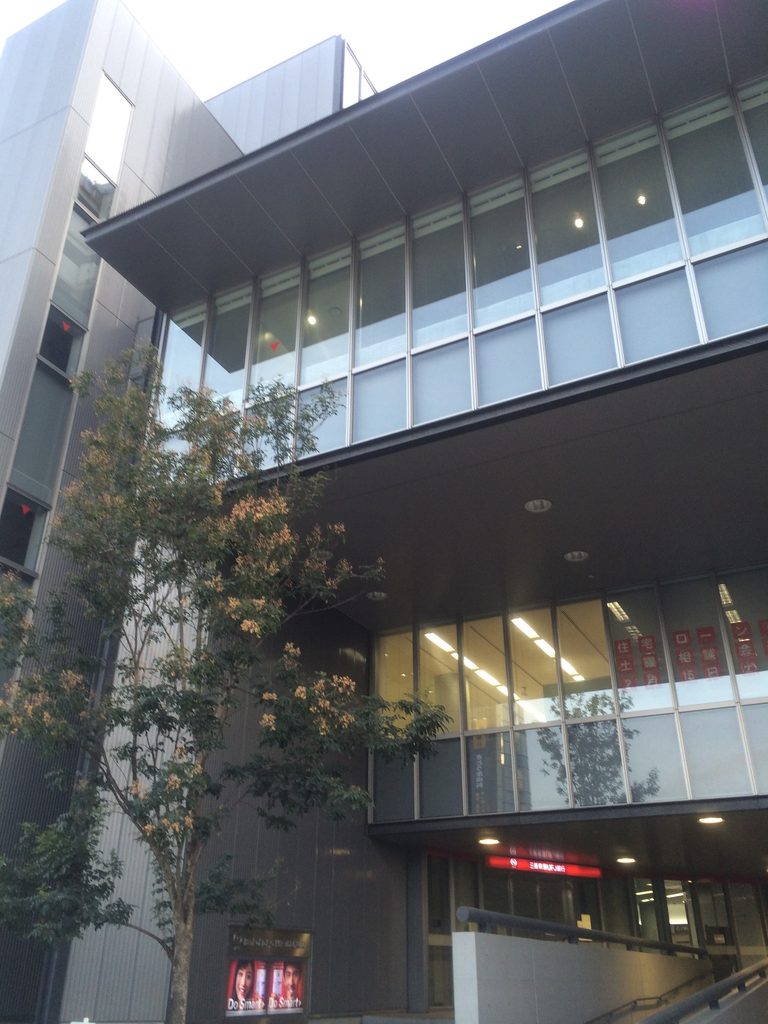 直線的な庇の上に曲面外壁が立ち上がる荻窪支店 / Curved upper wall rising above the rectilinear canopy at Ogikubo Branch