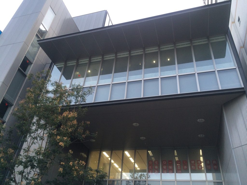 ガラス面と庇、曲面外壁が重なる三菱UFJ銀行荻窪支店 / Overlapping glazing, canopy and curved exterior wall at MUFG Bank Ogikubo Branch