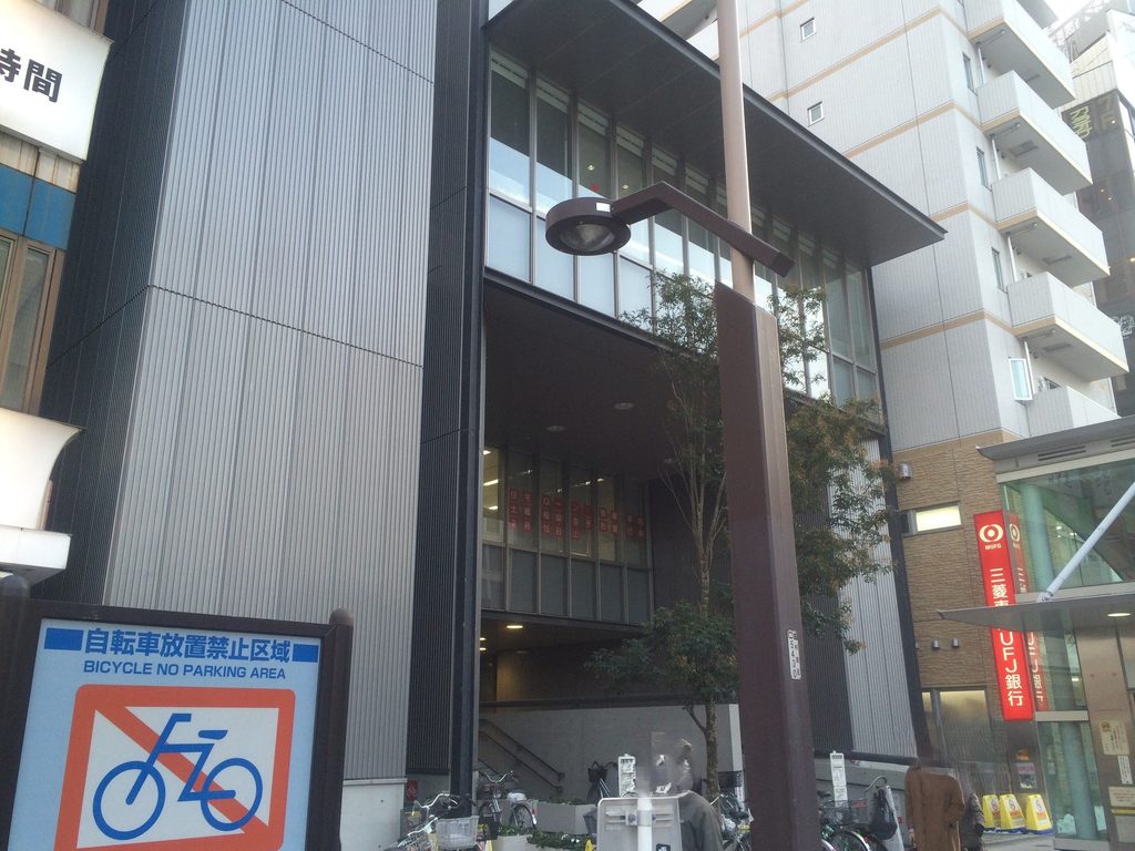 周囲の街並みとともに見る安藤忠雄設計の荻窪支店 / Tadao Ando’s Ogikubo Branch seen within the surrounding streetscape