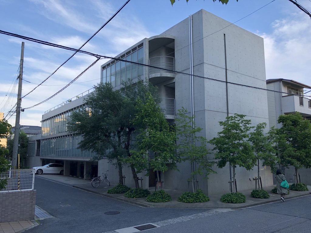神戸市東灘区の住宅街から見たマグノリアのガラス面とコンクリート壁 / Overall view of MAGNOLIA with its glazed elevation and exposed-concrete walls in Kobe