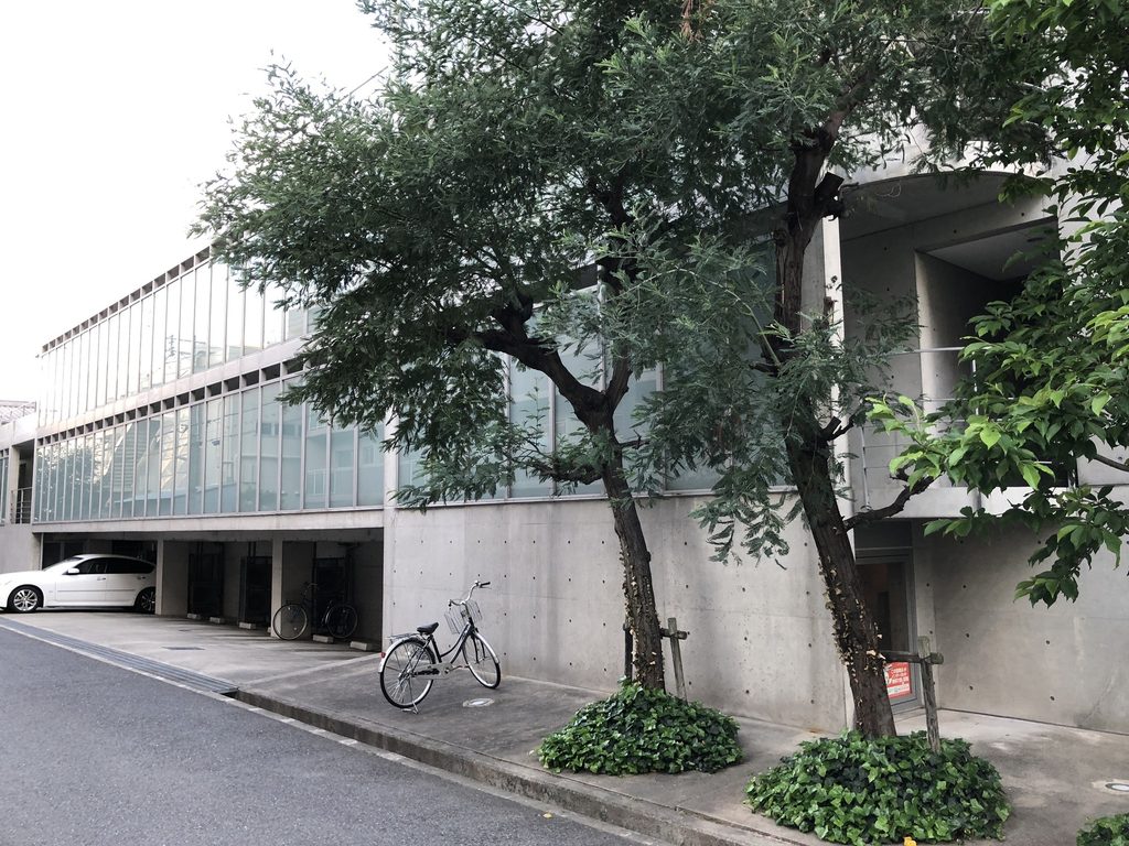 植栽とガラスのグリッドが重なるマグノリアの外観 / Exterior of MAGNOLIA where vegetation overlaps the regular glazed façade