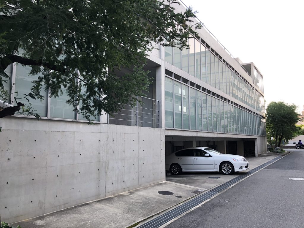 ガラス面と打放しコンクリート壁が切り替わるマグノリアの角部 / Corner of MAGNOLIA where the glazed elevation meets an exposed-concrete wall