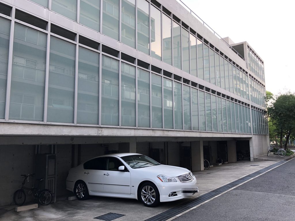 ガラス張りの上階と奥へ引き込まれた1階部分を持つマグノリア / Glazed upper floors and recessed ground level of MAGNOLIA