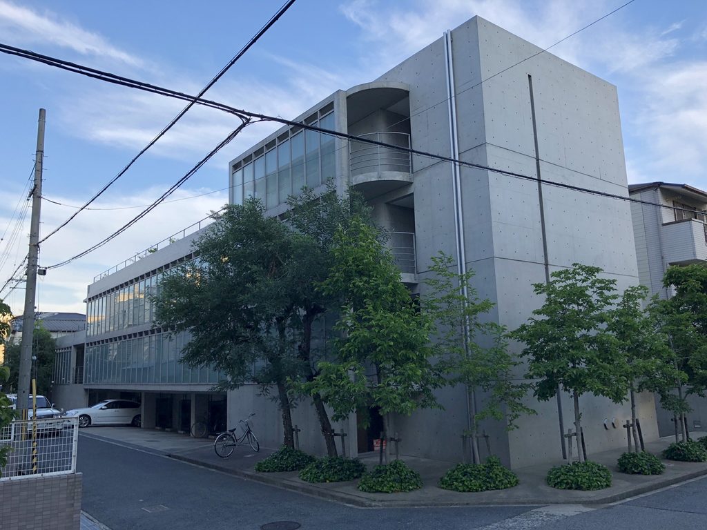ガラス、コンクリート、曲面バルコニー、植栽で構成されたマグノリア全景 / Overall view of MAGNOLIA combining glass, concrete, curved balconies and vegetation