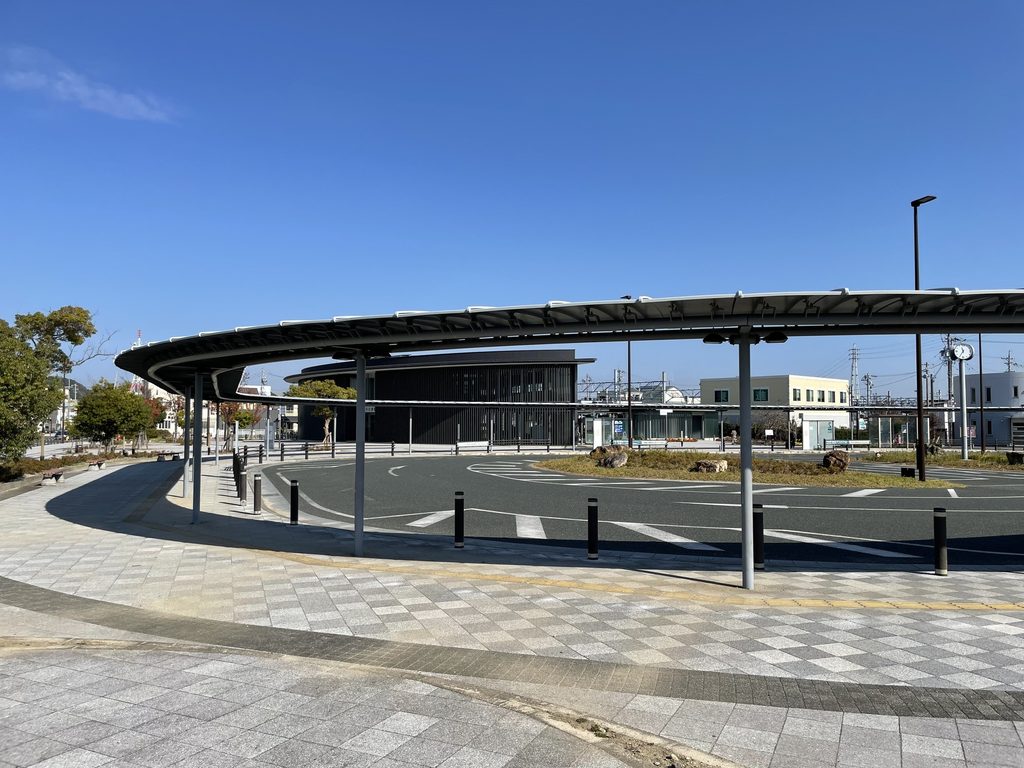 三河田原駅前のロータリーと曲線状のバス乗り場庇 / Station rotary and curving bus canopy in front of Mikawa-Tahara Station