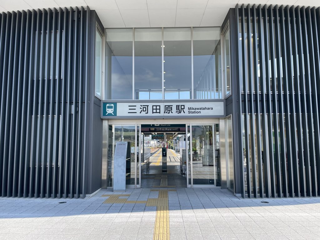 縦ルーバーとガラスに囲まれた三河田原駅の正面入口 / Main entrance of Mikawa-Tahara Station framed by vertical fins and glazing
