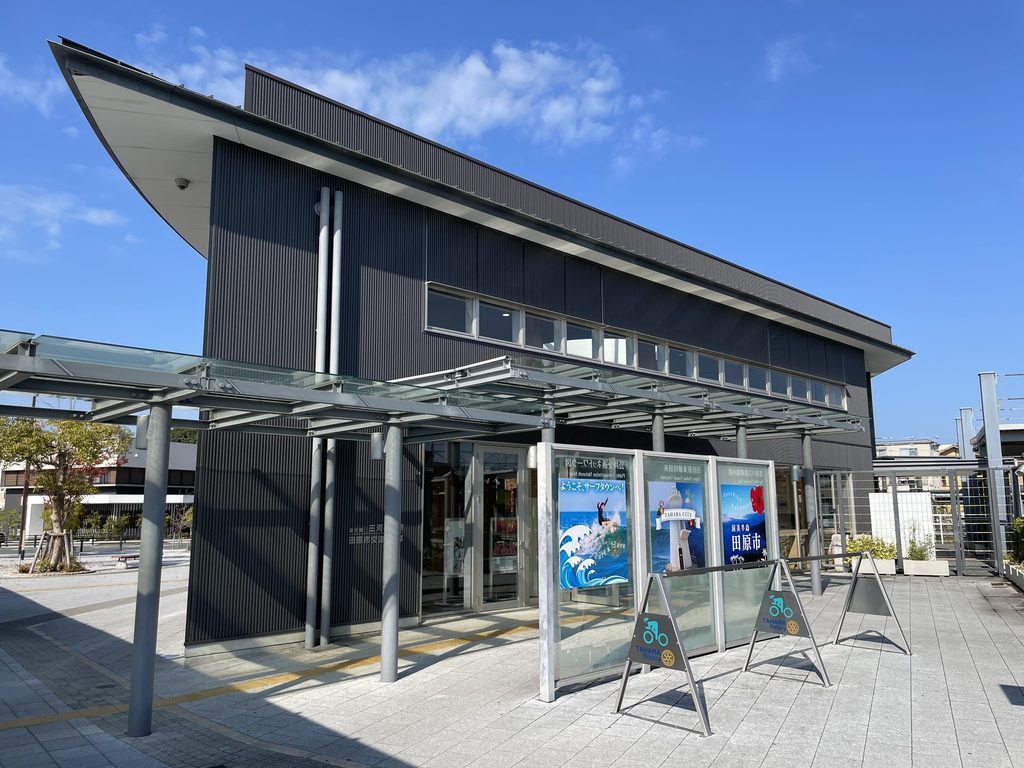 大きく張り出す曲線屋根と三河田原駅のアプローチ / Curving projecting canopy along the approach to Mikawa-Tahara Station