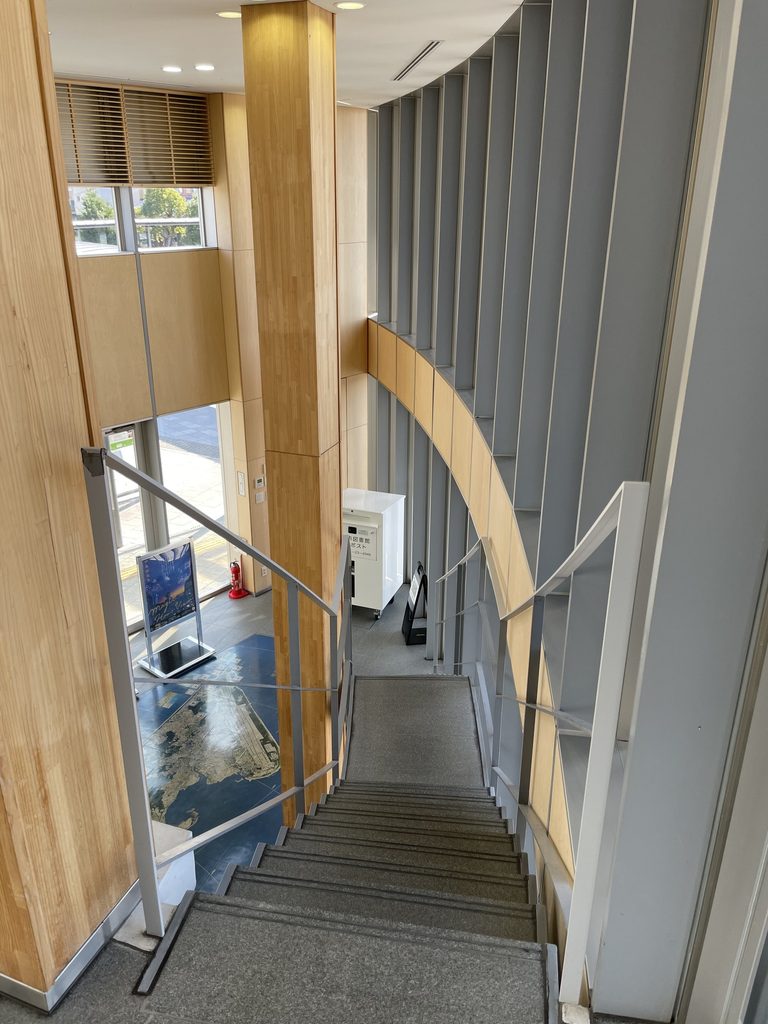 三河田原駅内部の階段と上下階をつなぐ吹き抜け / Staircase and double-height interior space connecting the levels of Mikawa-Tahara Station
