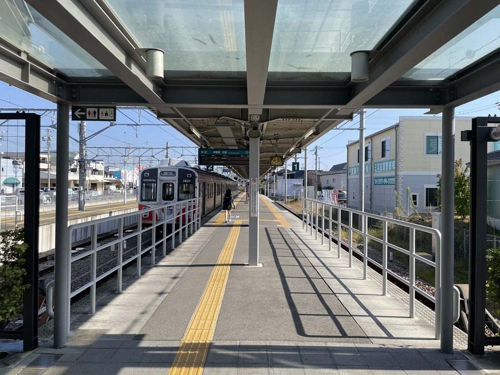 豊橋鉄道渥美線の列車と三河田原駅ホーム / Atsumi Line train and platform at Mikawa-Tahara Station