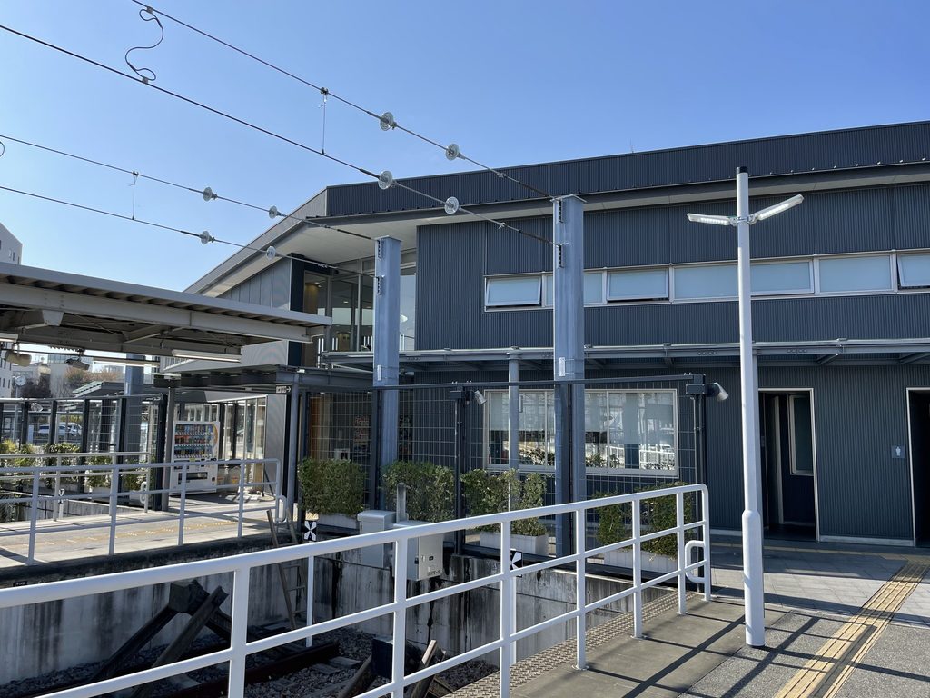 線路側から見た三河田原駅の駅舎とホーム / Mikawa-Tahara Station building and platforms viewed from the railway side