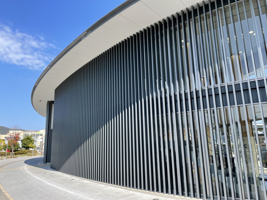 三河田原駅の曲面外壁に連続する縦ルーバー / Vertical fins following the curved exterior wall of Mikawa-Tahara Station