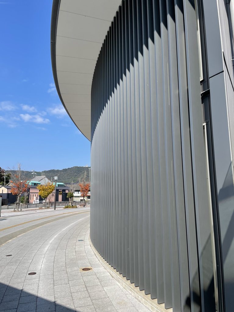 三河田原駅外部の大きく湾曲する庇を下から見上げた様子 / View beneath the sweeping curved exterior canopy of Mikawa-Tahara Station