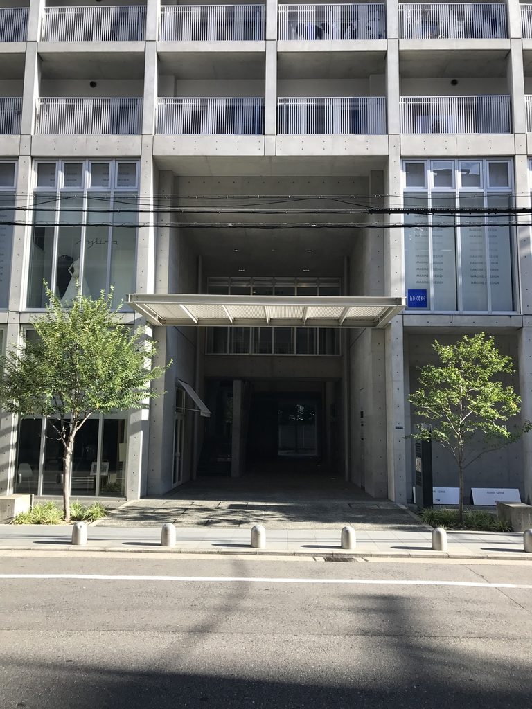 大阪・南船場の街路から見たUR賃貸住宅「南船場」の外観 / Street view of the UR rental housing complex Minami Semba in Osaka