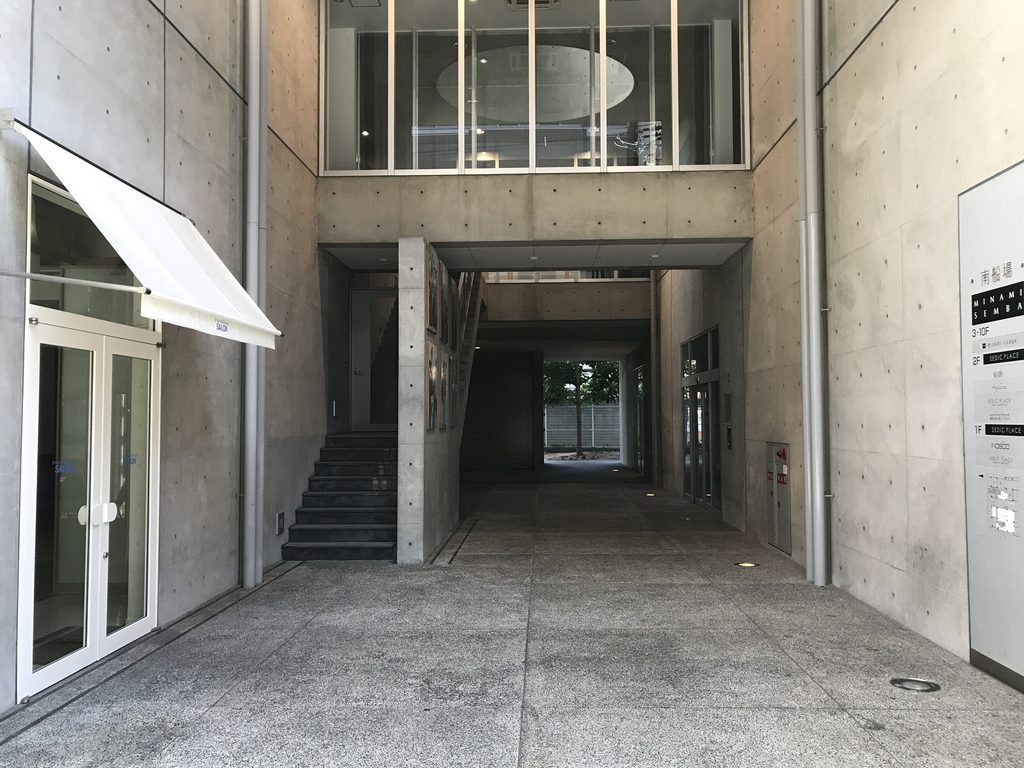 南船場の建物を貫く大きな通り抜け空間 / Large passage cutting through the Minami Semba building