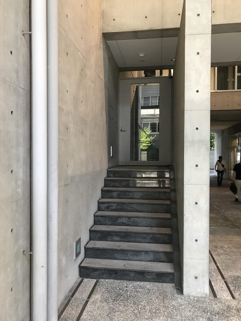 南船場内部の階段と打放しコンクリートの共用空間 / Stair and exposed-concrete shared space inside Minami Semba